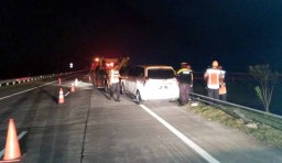 Ban Meletus, Toyota Avanza Tabrak Pembatas Jalan Tol Jombang-Mojokerto