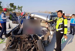 Toyota Avanza 'Cium' Truk Parkir di Tol Ngawi, Satu Orang Tewas