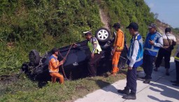 Pengemudi Mengantuk, Mobil Avanza Terguling di Tol Nganjuk-Madiun