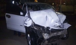 Toyota Avanza Ringsek Tabrak Bus di Banyuwangi, Pengemudi Terjepit