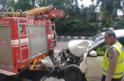 Toyota Avanza Ringsek Seruduk Mobil PMK di Surabaya
