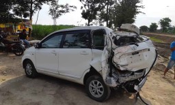 Mobil Avanza Tersambar Kereta Api di Jombang