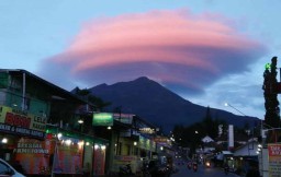 Foto: Awan Aneh di Gunung Lawu Terekam Warga