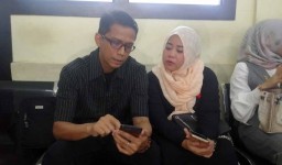Peluk Ayahnya Sambil Menangis, Vanessa Angel Minta Mukena dan Sajadah
