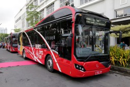 Naik Bus Suroboyo Cukup Bayar Pakai Sampah Plastik