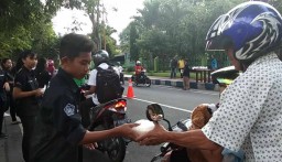Toleransi dari Banyuwangi, Pelajar SMA Katolik Berbagi Takjil