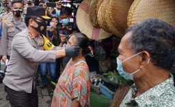 Saat Kapolda Jatim Memakaikan Masker ke Pedagang Pasar di Surabaya