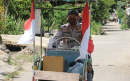 Polisi Berblangkon Naik Bentor saat Bagikan Sembako di Mojokerto