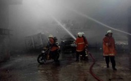 Bengkel di Surabaya Terbakar, Tiga Mobil dan Satu Motor Dievakuasi