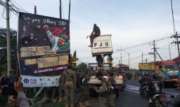 Satpol PP Bongkar Baliho Bergambar Habib Rizieq di Pasuruan