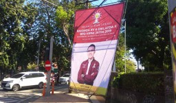 Baliho Ketum HIPMI Jatim di Surabaya Halangi Pejalan Kaki
