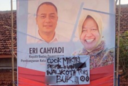 Baliho Duet Risma-Eri Jadi Sasaran Kemarahan Bonek