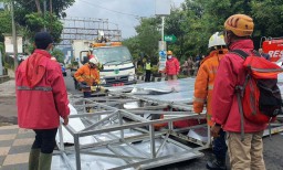 Angin Kencang Robohkan Baliho di Kota Batu