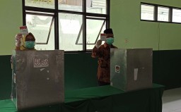 Kompak Pakai Batik, Bambang Datang ke TPS Bersama Keluarga