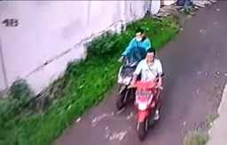 Gak Ada Akhlak! Dua Bandit ini Santai saat Bawa Kabur Motor Curian