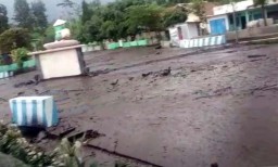 Banjir Lumpur Terjang Perkampungan di Lereng Gunung Ijen