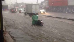 Hujan Hanya Satu Jam, Jalan di Lawang Malang Terendam Banjir