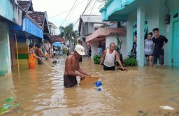 Pemprov Jatim Kirim 1000 Sembako ke Warga Terdampak Banjir di Lamongan
