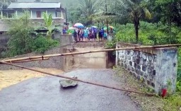Diterjang Banjir, Jembatan Antar Desa di Pacitan Amblas