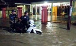 Banjir di Ngambakan Ponorogo: Rendam Rumah hingga Bikin Motor Mogok