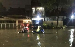 Surabaya Diguyur Hujan, Sejumlah Wilayah Terendam