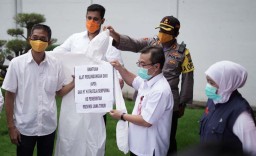 Gubernur Khofifah Kunjungi Produksi APD di Kota Probolinggo
