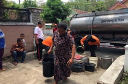Kekeringan di Kota Blitar, Warga Digerojok 15 Ribu Liter Air Per Hari