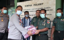 Solid Cegah Covid-19, Polisi Tulungagung Bagikan Ribuan Masker ke TNI