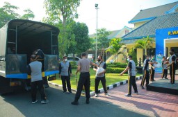 Ditpolair Polda Jatim Bagikan Ratusan Paket Sembako ke Warga Pesisir Surabaya