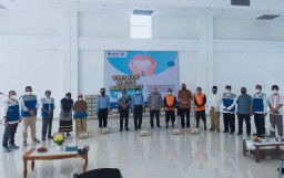 Pekerja Lepas hingga Petugas Harian Masjid di ITS Terima Bantuan Paket Sembako
