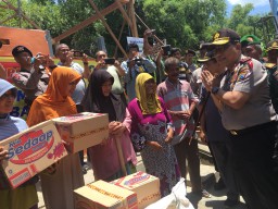 Kapolda Jatim Berikan Bantuan ke Korban Banjir Luapan Bengawan Solo