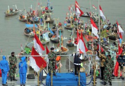 Khofifah dan Pangkoarmada II Beri Bantuan Nelayan Terdampak Covid-19