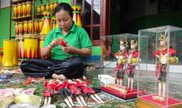 Menengok Pembuatan Barbie Reog Kendang Khas Tulungagung