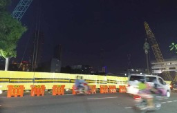 Pemasangan Turap Baja di Jalan Raya Gubeng Dijadwalkan Besok Tuntas