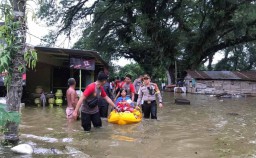Banjir di Bojonegoro, Polisi Evakuasi Bayi dan Ibunya