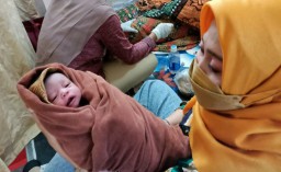 Bayi Perempuan Lahir Selamat di Atas Kapal Bawean-Gresik