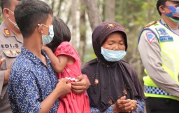 Ketika Polisi di Ponorogo Membedah Rumah Warga Miskin