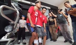 Tembakan Polisi Lumpuhkan Kaki Dua Begal Motor Bercelurit di Surabaya