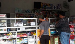 Foto: Berburu Masker dan Antiseptik di Surabaya, Sia-sia!