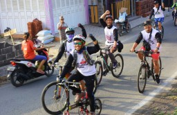 Gowes Kemanusiaan: Ketika Polisi di Blitar Bersepeda Sambil Sedekah