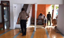 Bersih-bersih Masjid, Cermin Sinergitas Polri-TNI di Trenggalek