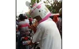 Gokil! Biker Berhelm Rice Cooker Hebohkan Pengguna Jalan di Kota Pasuruan