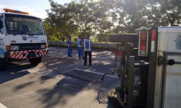 Mobil Boks Bermuatan Sosis Terguling di Tol Gempol-Pandaan