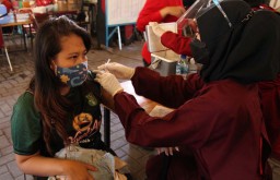 Arek-arek Bonek Suroboyo Wani Vaksin!