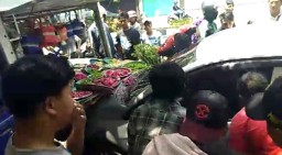 Honda Brio Tabrak 4 Motor dan Mobil Penjual Bunga di Surabaya