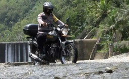 Perjuangan Bripka Rifain Bantu Warga Pacitan yang Jalani Isolasi