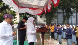 Tinjau UNBK SMA/SMK di Banyuwangi, Khofifah Ajak Jajarannya Puasa