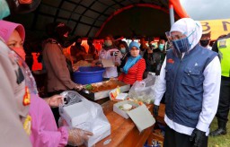 Khofifah Tinjau Penanganan Covid-19 Klaster Pesantren di Banyuwangi