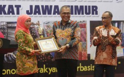 Gubernur Khofifah Hingga Irjen Pol M Iqbal Raih Penghargaan PWI Jatim
