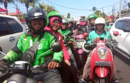 Berseragam PDIP, Risma Naik Gojek, Sempat Dihadang Polisi